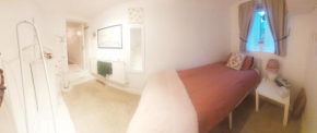 Centrel to london single bed room quiet home with host and breakfast